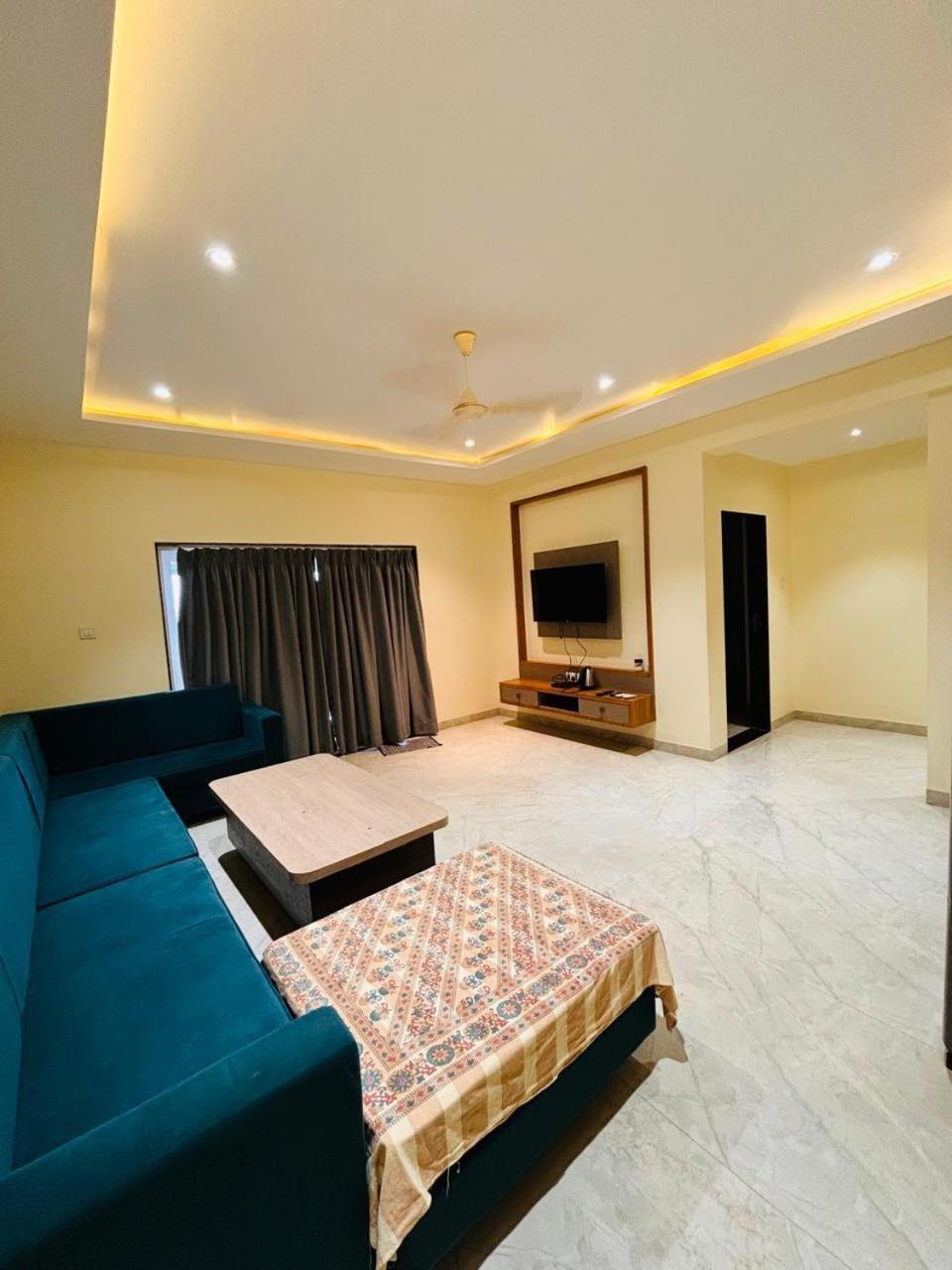 פנצ'גאני Paramount 3 Ac Bedrooms Hall Garden With Lake View מראה חיצוני תמונה