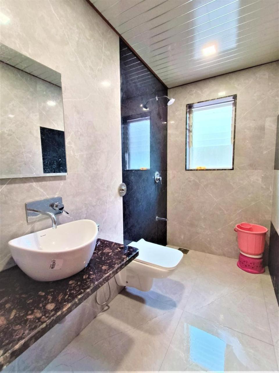פנצ'גאני Paramount 3 Ac Bedrooms Hall Garden With Lake View מראה חיצוני תמונה